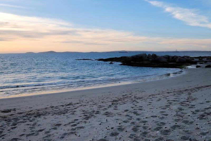 The Pelican - Stunning 3-Bedroom Holiday Home in Langebaan - image 5
