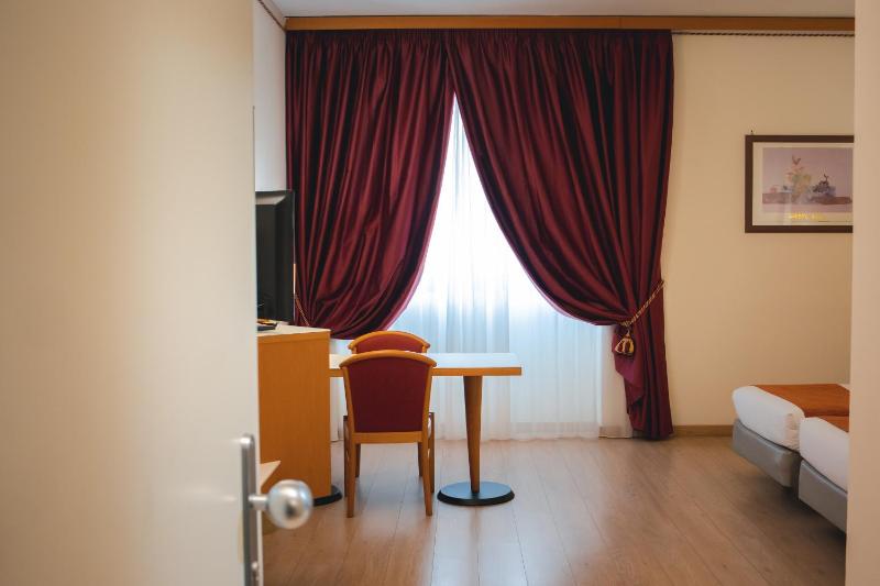 Standard Twin Room image 4
