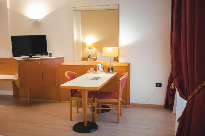 Standard Queen Room image 3