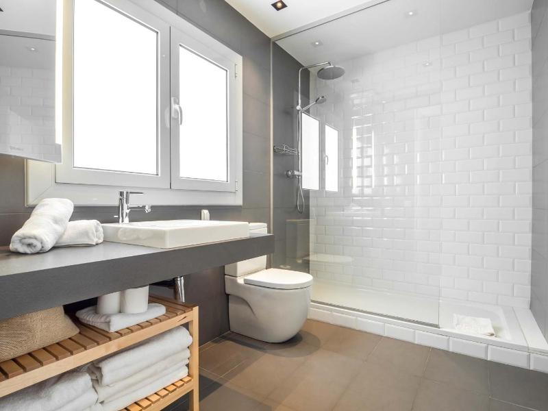 One-Bedroom Penthouse Apartment - Rambla Catalunya image 3