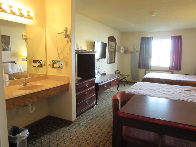 Queen Suite with Two Queen Beds and Kitchen - Non-Smoking image 2