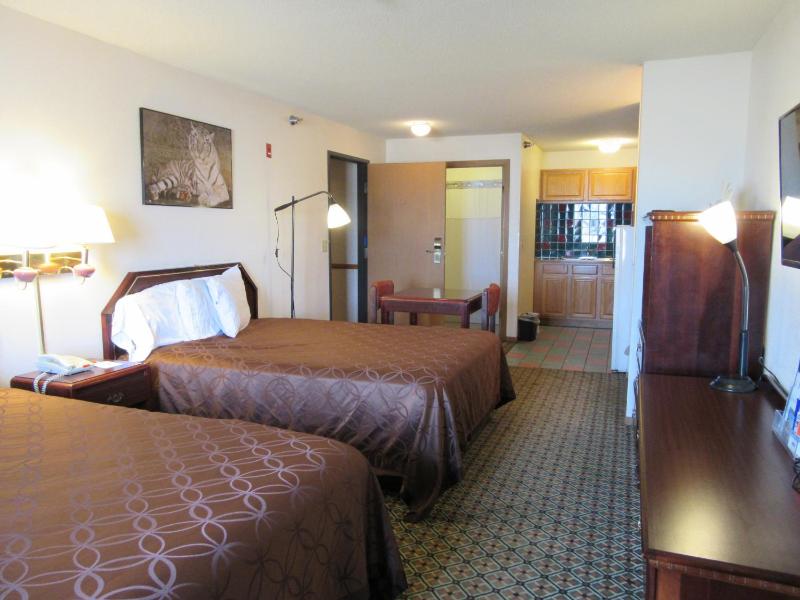Queen Suite with Two Queen Beds and Kitchen - Non-Smoking image 3
