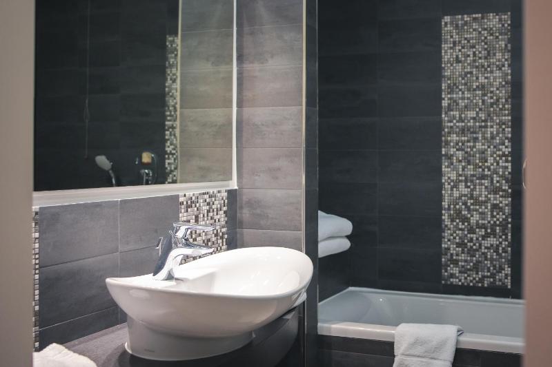 Standard Twin Room image 3