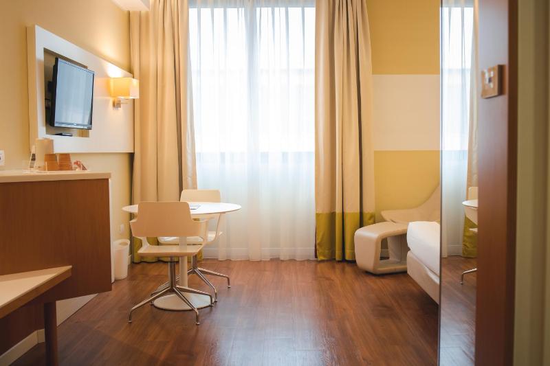 Comfort Queen Room image 3