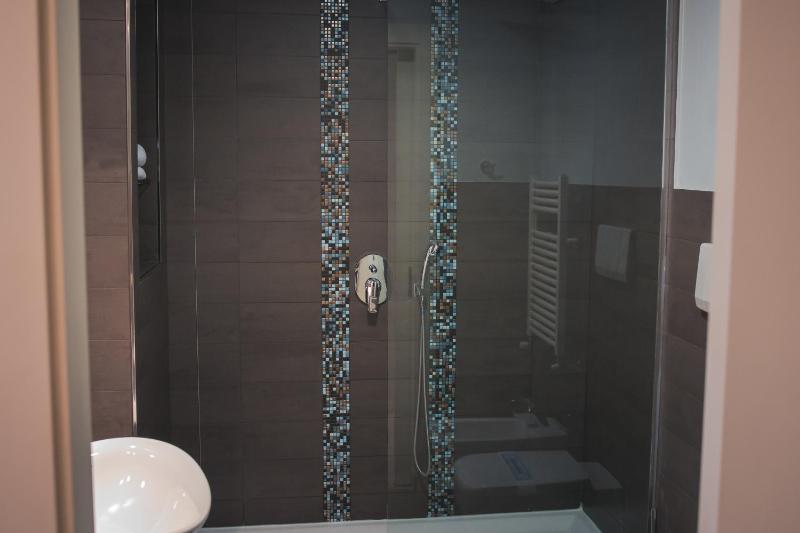 Comfort Queen Room image 4