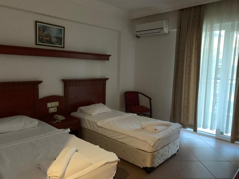 Queen Room image 3