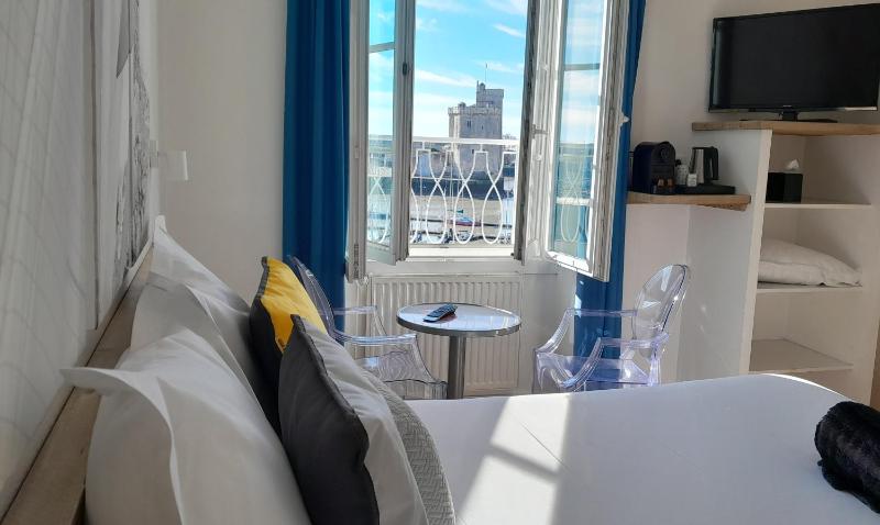 Medium Double Room - Port Side image 2