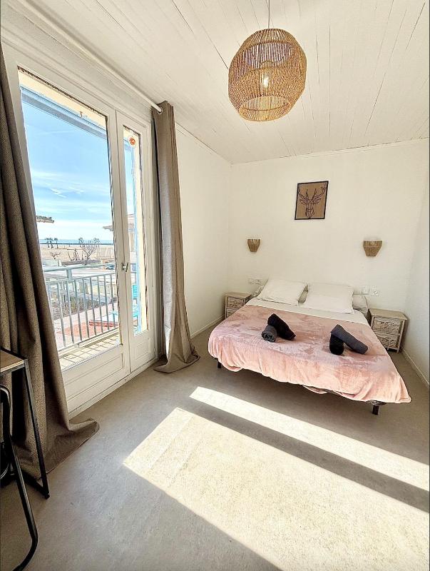 Double Room with Sea View image 3
