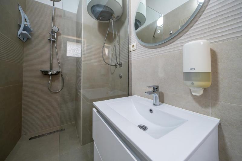 Deluxe Double or Twin Room with Balcony image 4