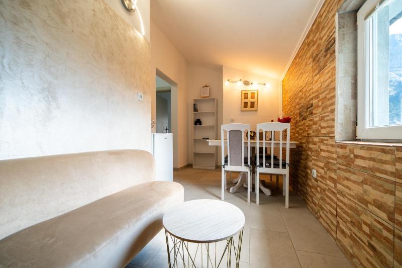 Deluxe Double or Twin Room with Balcony image 3