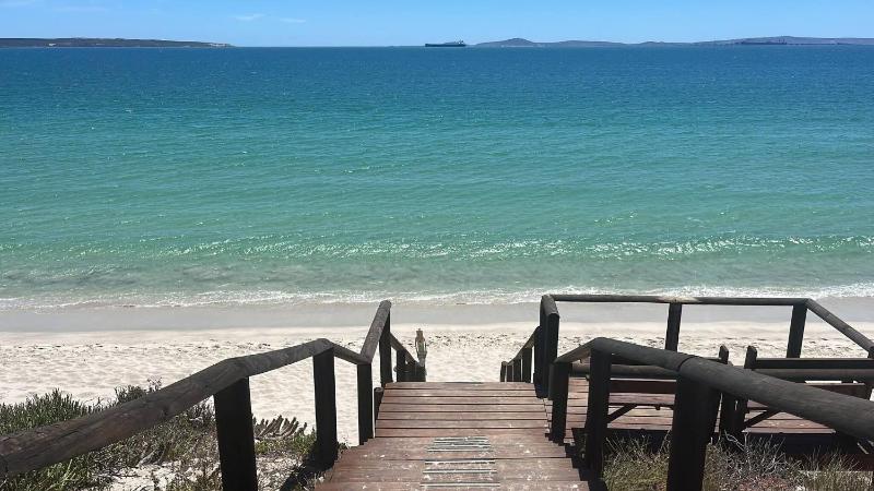 Whispering Waves - Serene Langebaan Getaway with Breathtaking Views - image 15