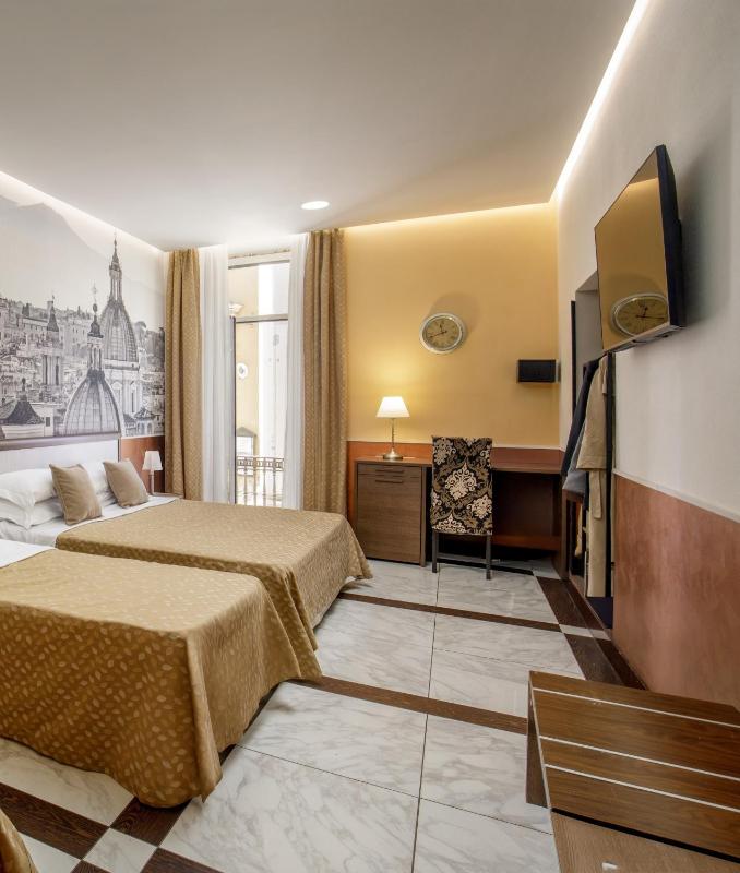 Triple Room with Balcony image 3