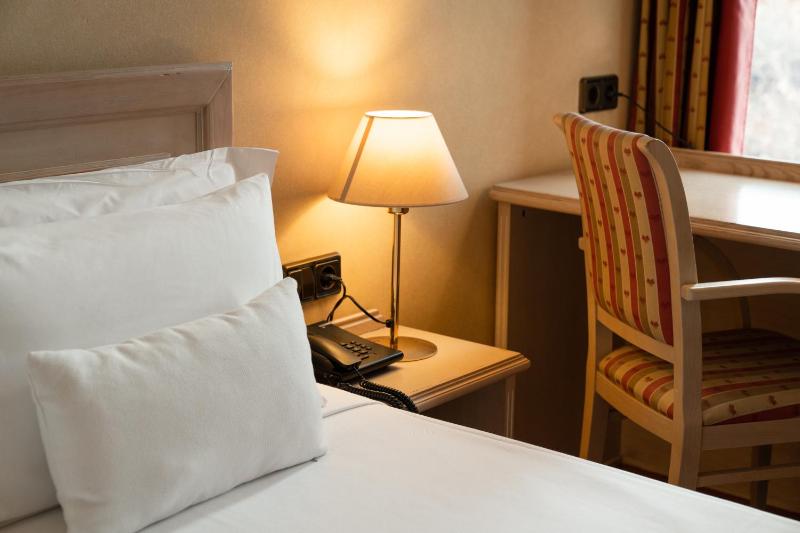 Standard Double Room image 4