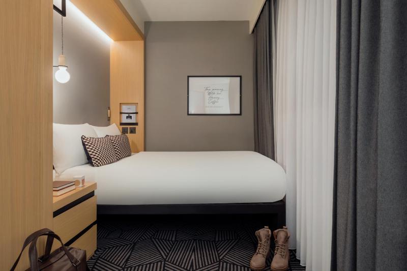 Compact Windowless Room image 4