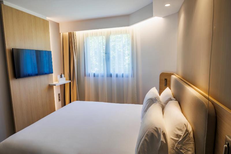 Standard Queen Room - Accessible with Free Breakfast image 1
