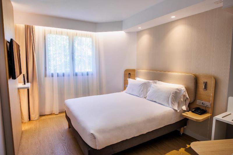 Standard Queen Room - Free Breakfast image 1