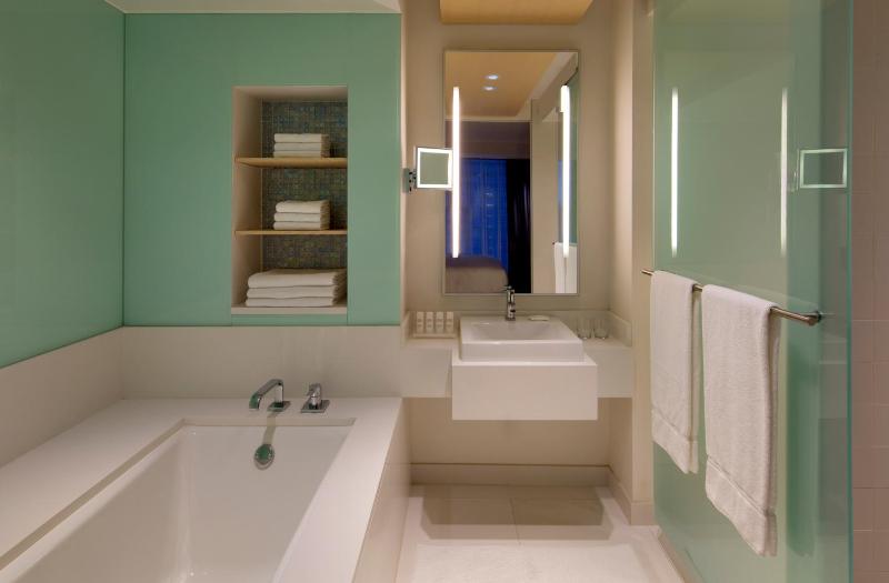 Ambassador King Suite with Park View - Non-Smoking image 4
