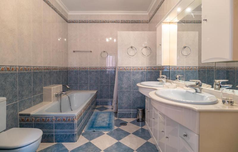 Awesome Home In Almuñecar - image 12