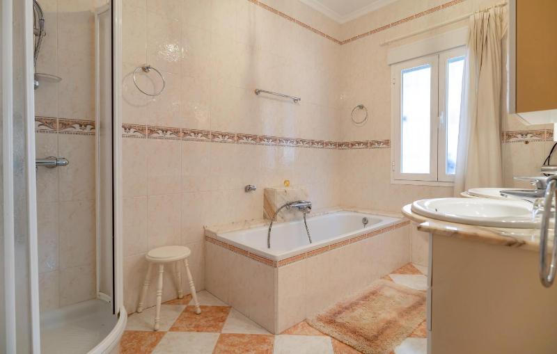 Awesome Home In Almuñecar - image 11