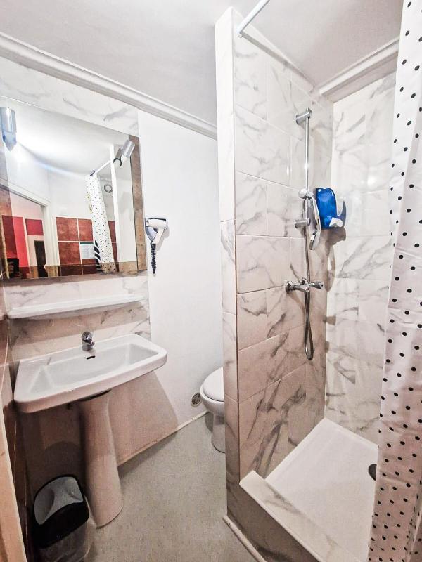 Double Room image 3