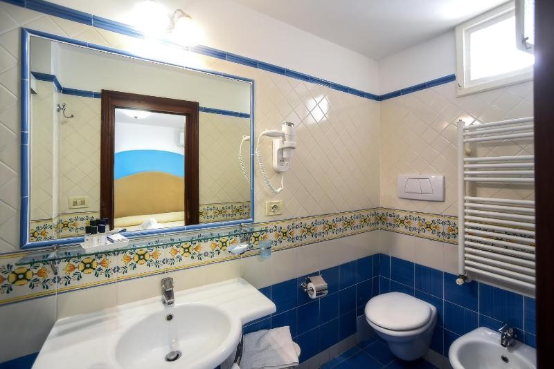 Economy Double Room image 2