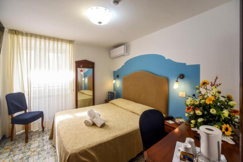 Economy Double Room image 4