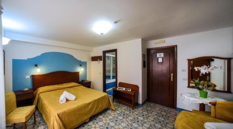 Classic Triple Room image 2