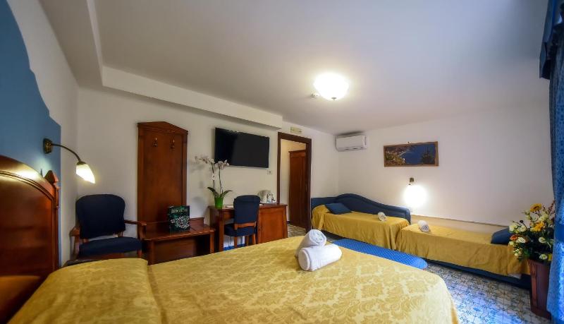 Classic Quadruple Room image 4