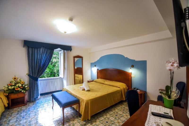 Classic Quadruple Room image 1