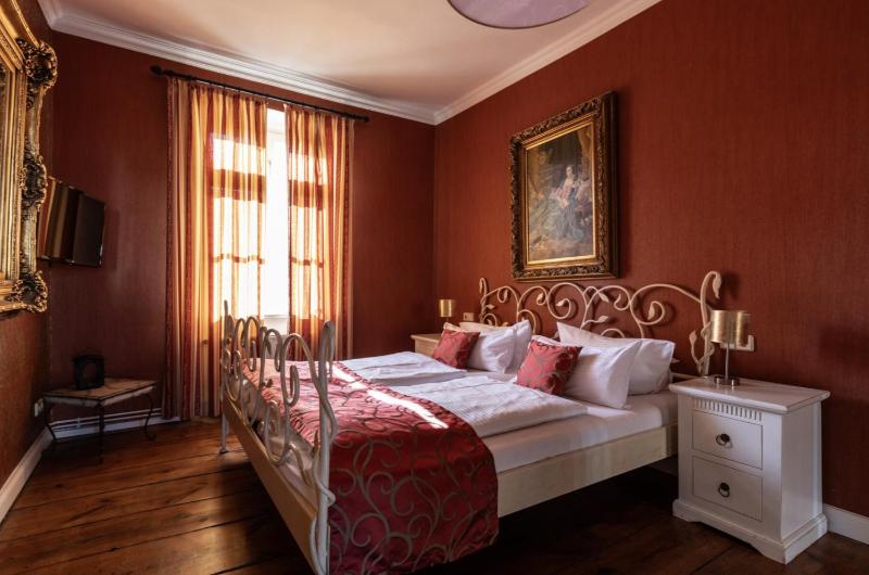 One-Bedroom Apartment with Garden View image 1