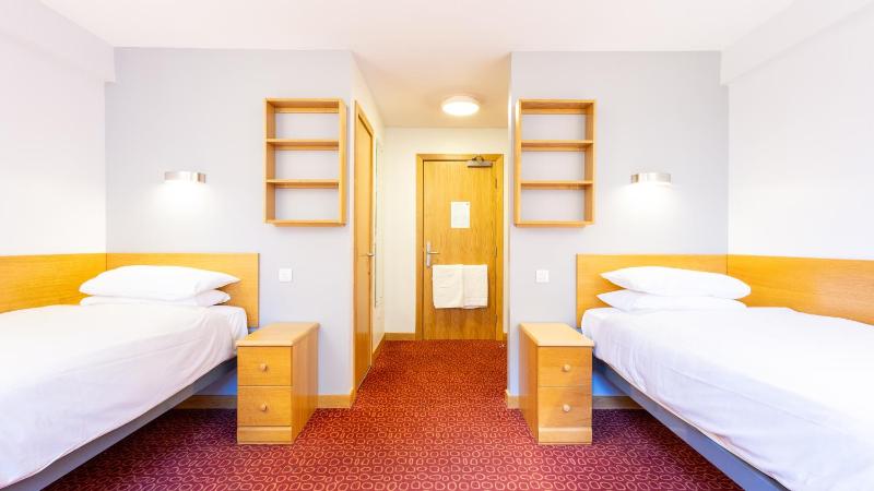 En Suite Twin Room - John Burnett image 4