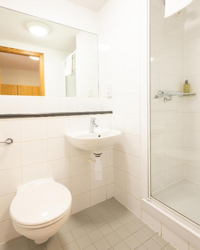 En Suite Twin Room - John Burnett image 3