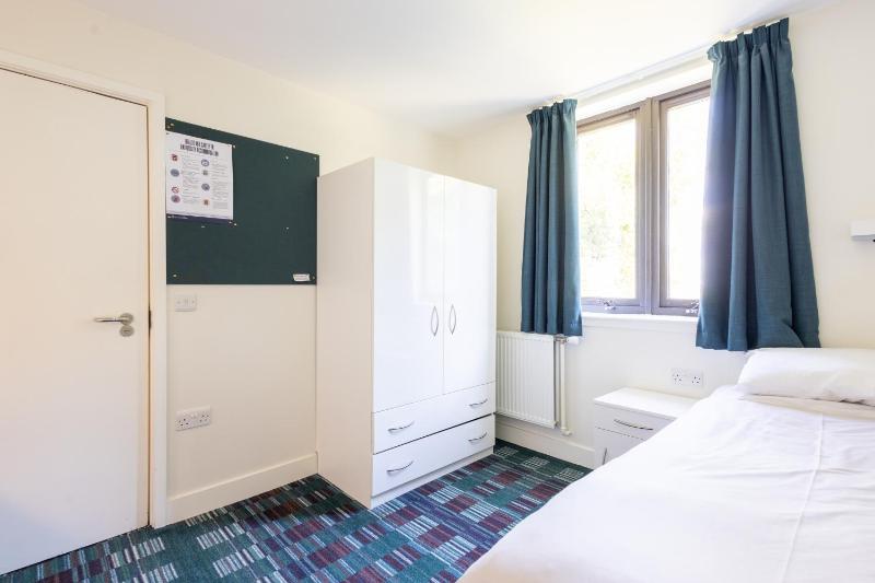 En Suite Single Room - Holland House image 1
