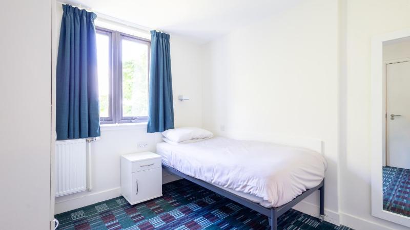 En Suite Single Room - Holland House image 3
