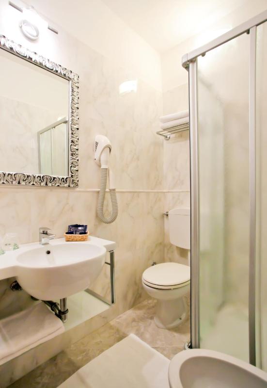Classic Double or Twin Room image 3