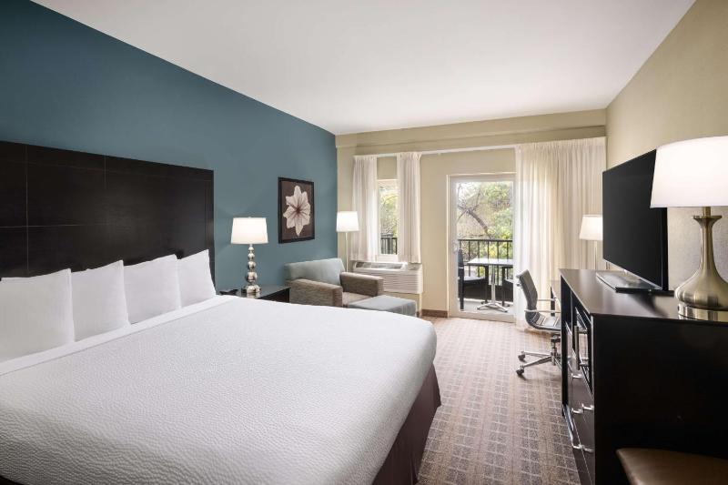 Deluxe King Room - Non-Smoking image 4