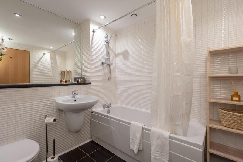 Two-Bedroom Apartment – 145 Albion Street, G1 1QS image 3