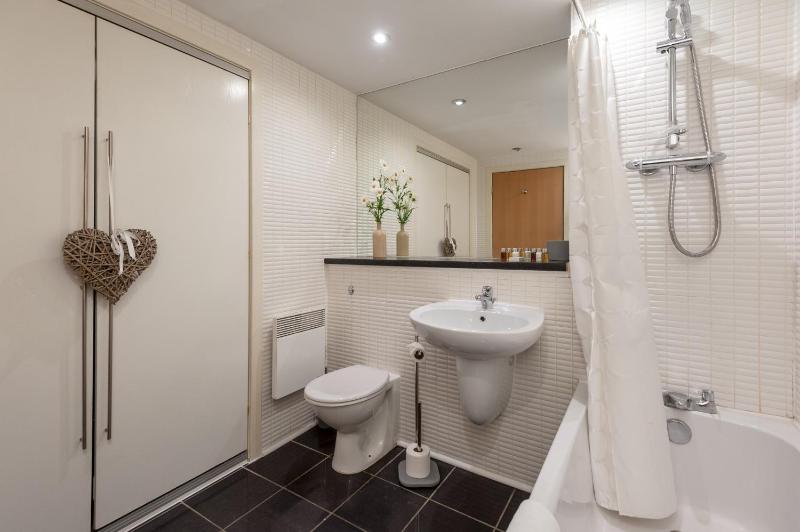 Two-Bedroom Apartment – 145 Albion Street, G1 1QS image 2