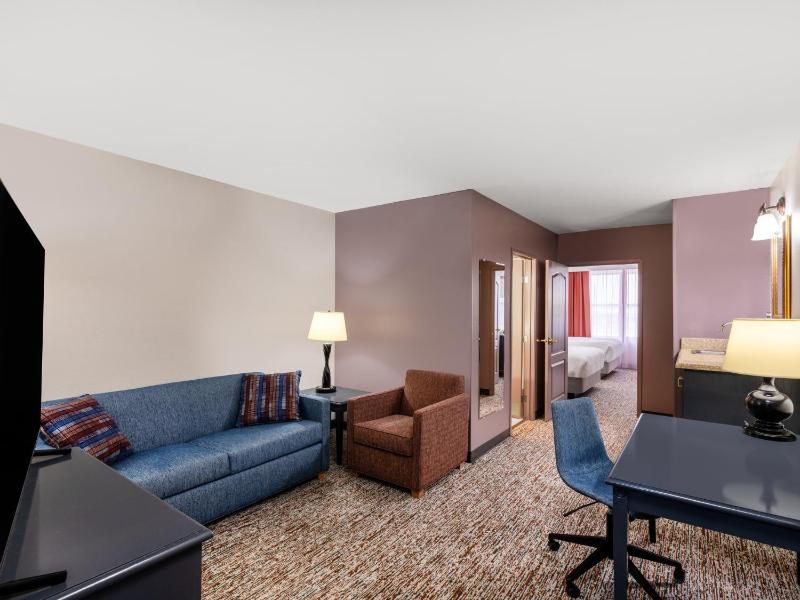 Queen Suite with Two Queen Beds image 2