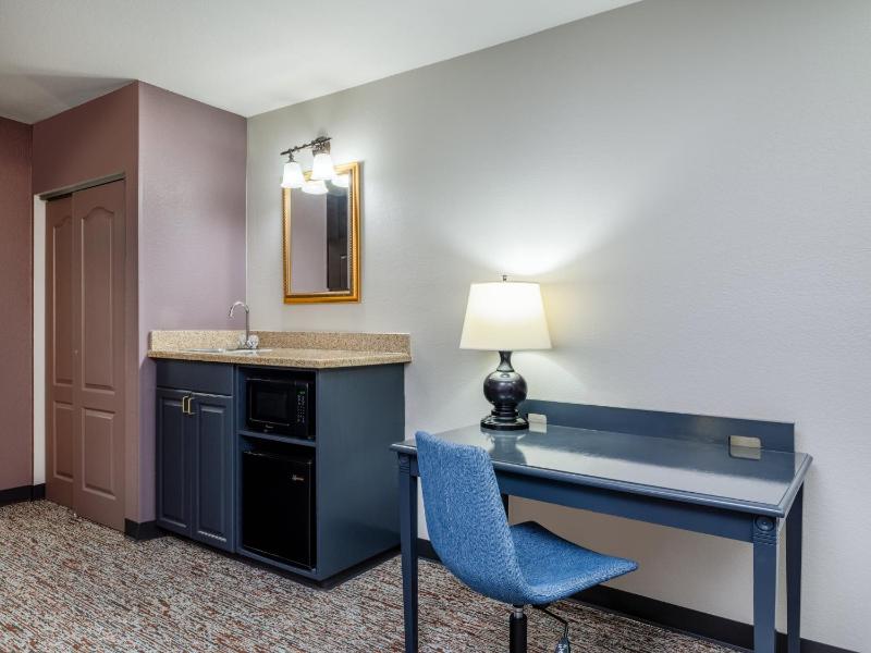 Queen Suite with Two Queen Beds image 3