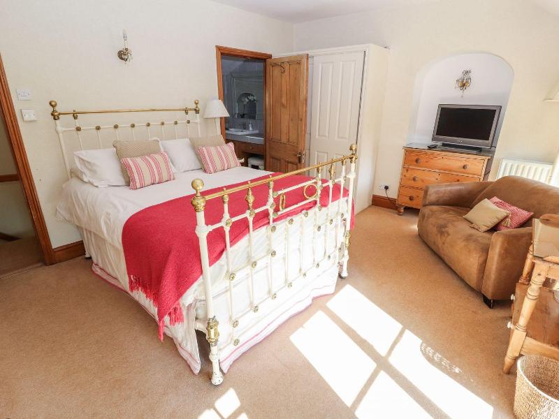 Mickle Trafford Manor - image 41