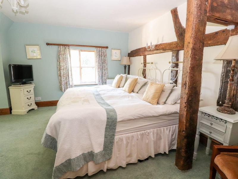 Mickle Trafford Manor - image 7