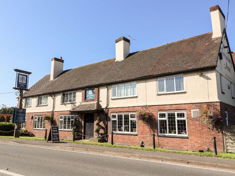 Mickle Trafford Manor - image 4