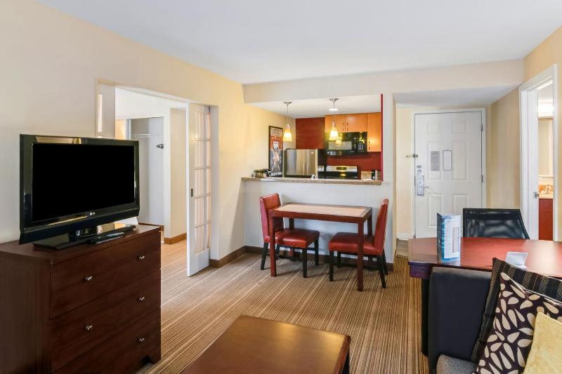 One Bedroom Queen Suite image 2