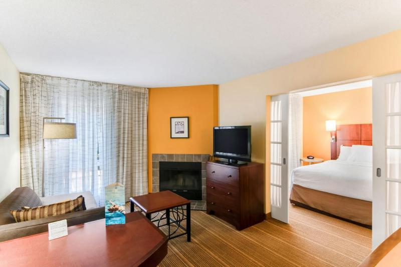One Bedroom Queen Suite image 3