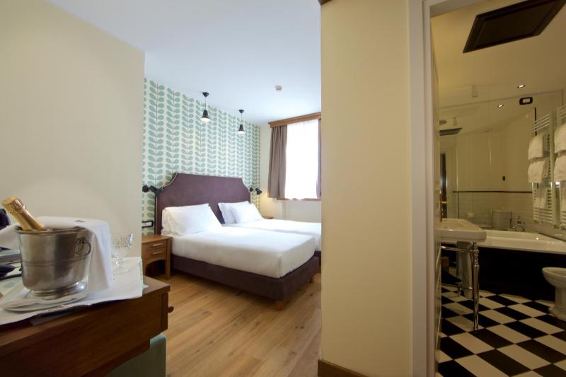 Classic Double or Twin Room image 3