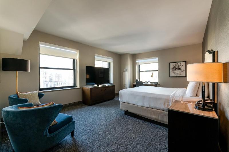 Premium King Room with Premier City View - Executive Tower image 2