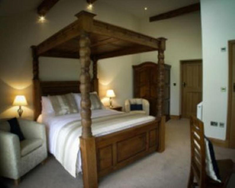 Double Room with Four Poster Bed - Ground Floor image 1