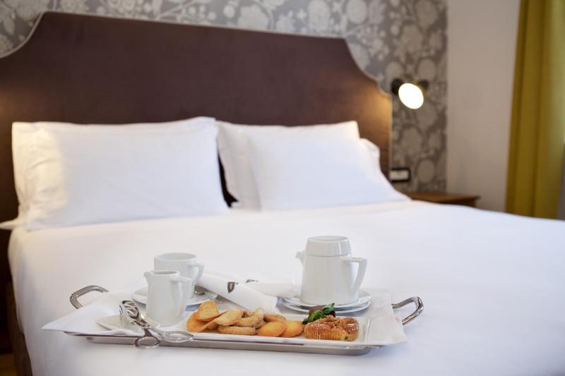 Deluxe Quadruple Room image 3