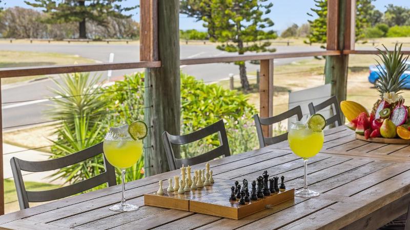 Beachdrift - Pet-Friendly Escape Just Steps to Pippi Beach - Holiday Yamba - image 7